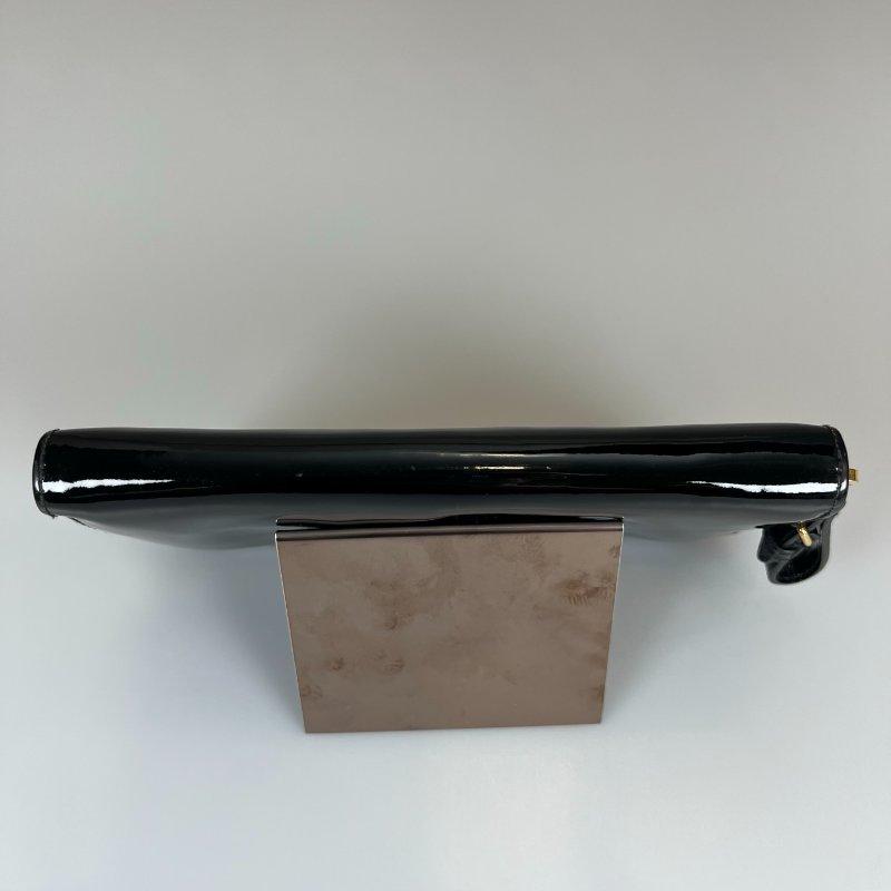 MIU MIU 黑漆皮ㄇ拉長夾-4