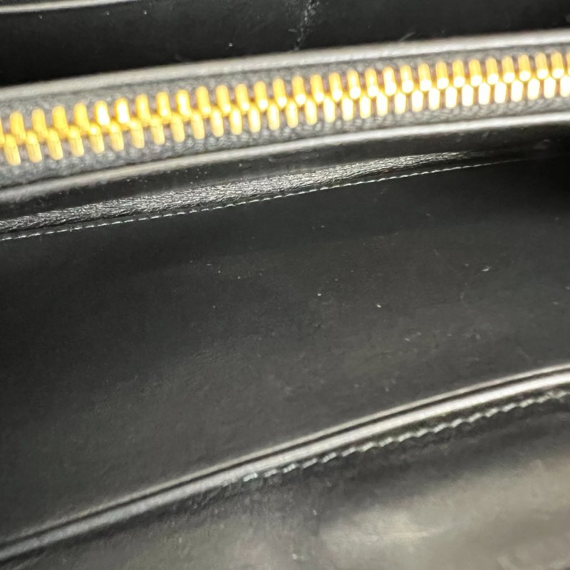 MIU MIU 黑漆皮ㄇ拉長夾-6