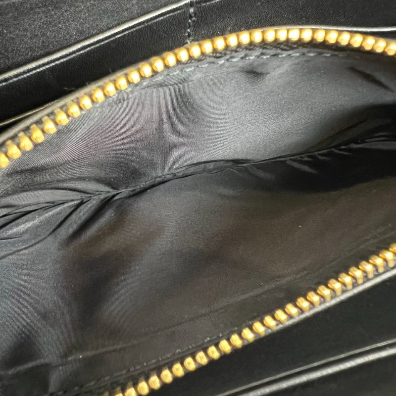 MIU MIU 黑漆皮ㄇ拉長夾-7