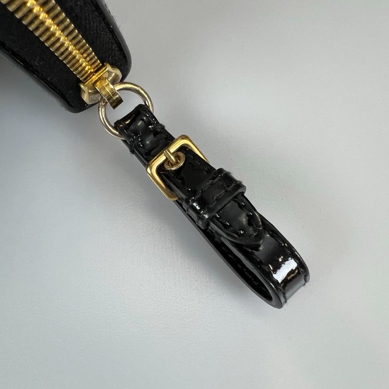 MIU MIU 黑漆皮ㄇ拉長夾-8