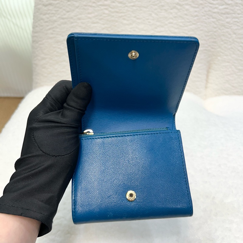 香奈兒短夾CHANEL藍綠色牛皮衍縫雙C金釦三折短夾-3