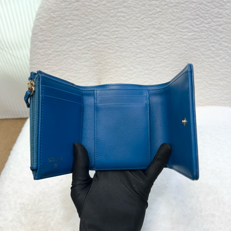 香奈兒短夾CHANEL藍綠色牛皮衍縫雙C金釦三折短夾-4