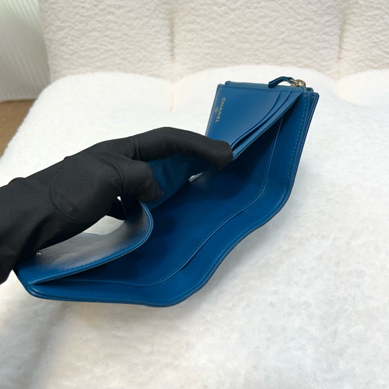 香奈兒短夾CHANEL藍綠色牛皮衍縫雙C金釦三折短夾-6