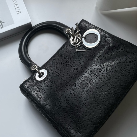 ▪️富貴選物FUGUEI▪️DIOR 黑蕾絲皮革雕花秀款 黛妃包LaDY DIOR 銀扣