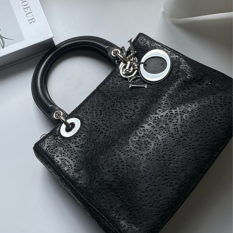 ▪️富貴選物FUGUEI▪️DIOR 黑蕾絲皮革雕花秀款 黛妃包LaDY DIOR 銀扣-0