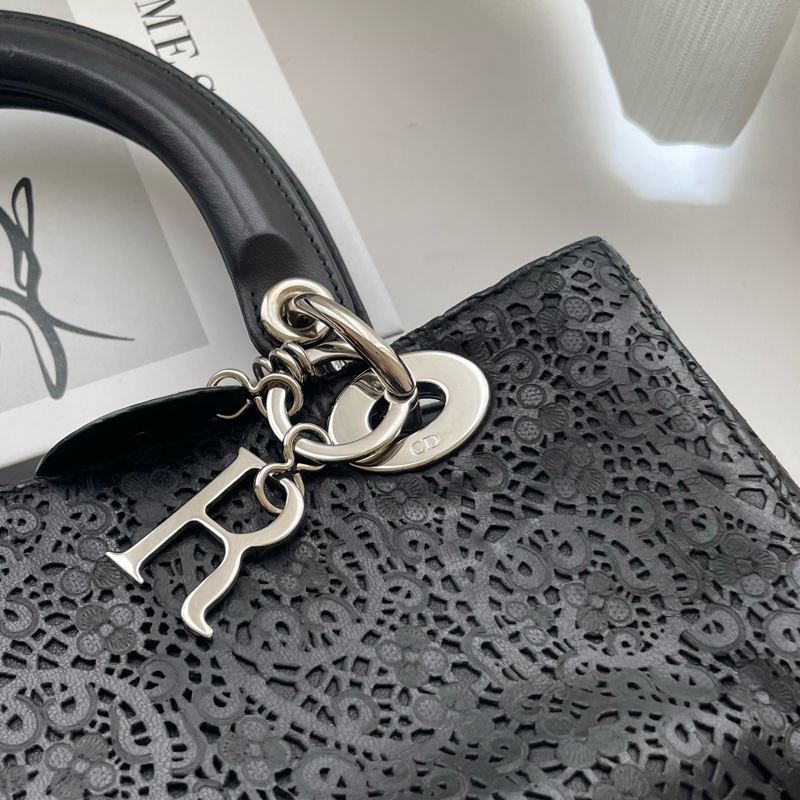 ▪️富貴選物FUGUEI▪️DIOR 黑蕾絲皮革雕花秀款 黛妃包LaDY DIOR 銀扣-4