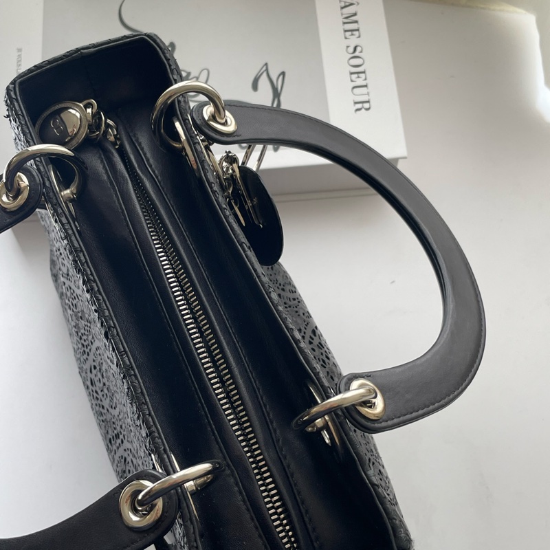 ▪️富貴選物FUGUEI▪️DIOR 黑蕾絲皮革雕花秀款 黛妃包LaDY DIOR 銀扣-15