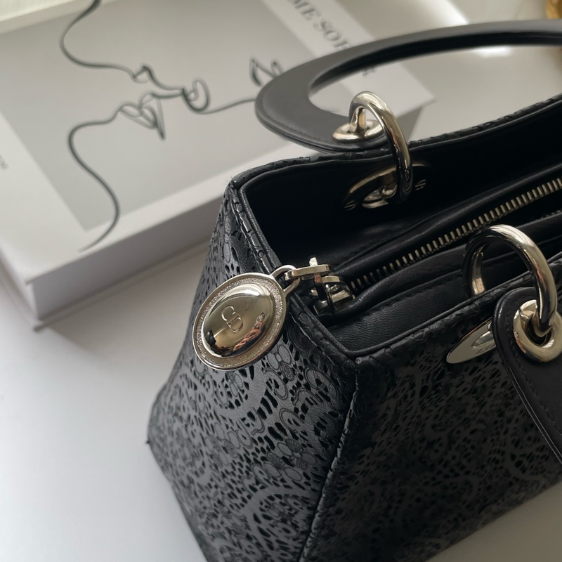 ▪️富貴選物FUGUEI▪️DIOR 黑蕾絲皮革雕花秀款 黛妃包LaDY DIOR 銀扣-18