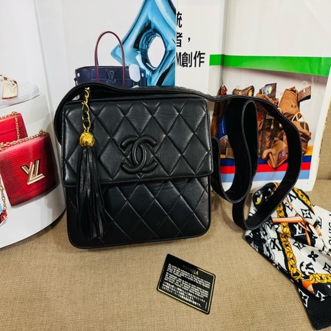 香奈兒中古黑色羊皮菱格斜背包，經典菱格紋+黑金配色