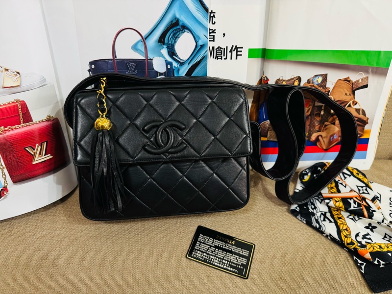 香奈兒中古黑色羊皮菱格斜背包，經典菱格紋+黑金配色-0