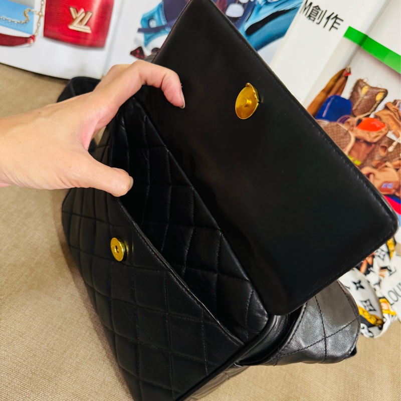 香奈兒中古黑色羊皮菱格斜背包，經典菱格紋+黑金配色-21