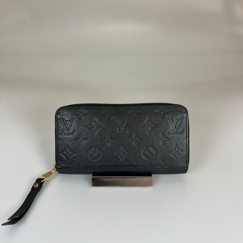 LV M61864  黑壓紋ㄇ拉長夾-0