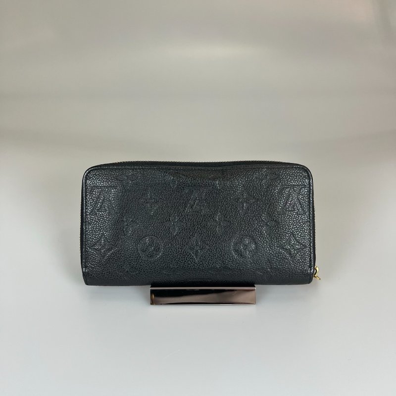 LV M61864  黑壓紋ㄇ拉長夾-1