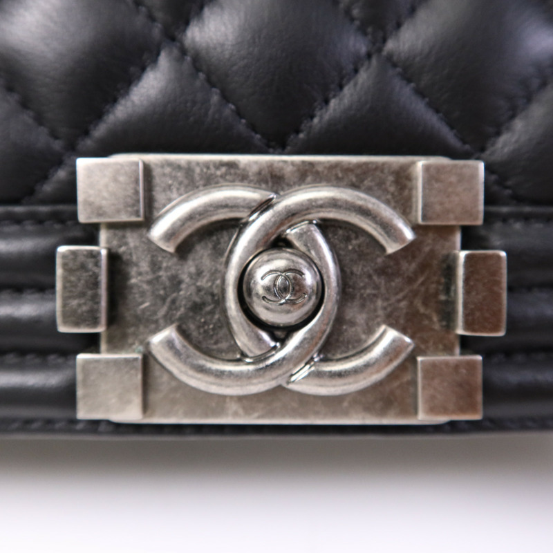 CHANEL 羊皮皮革Boy 25銀扣肩背袋-9