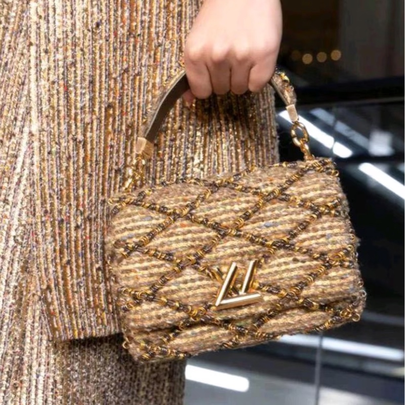 ▪️富貴選物FUGUEI▪️LV 24毛呢金釦金色五彩秀款 原價接近20萬的小可愛-0