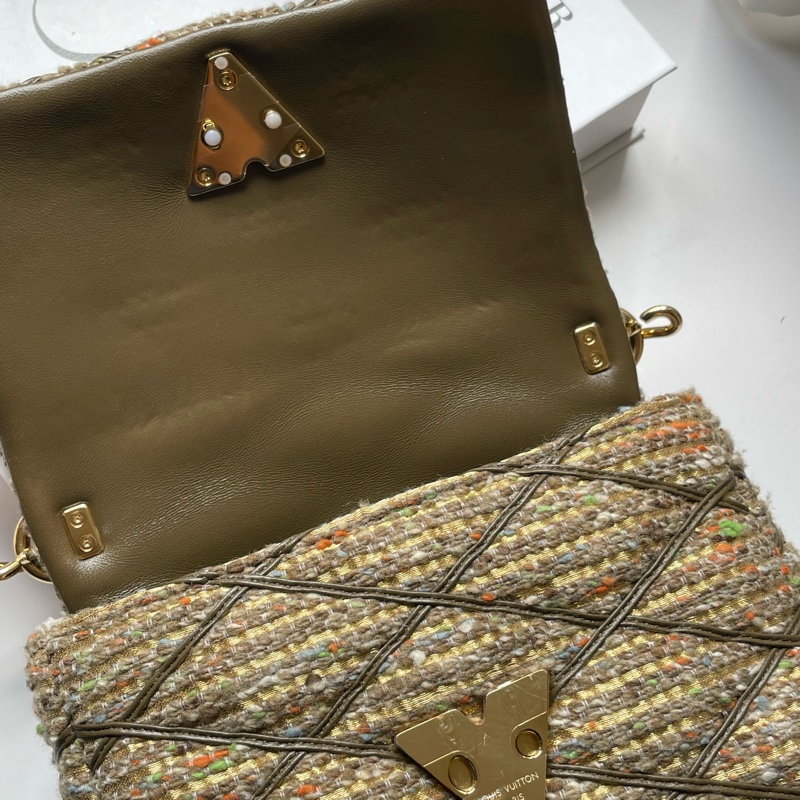 ▪️富貴選物FUGUEI▪️LV 24毛呢金釦金色五彩秀款 原價接近20萬的小可愛-12