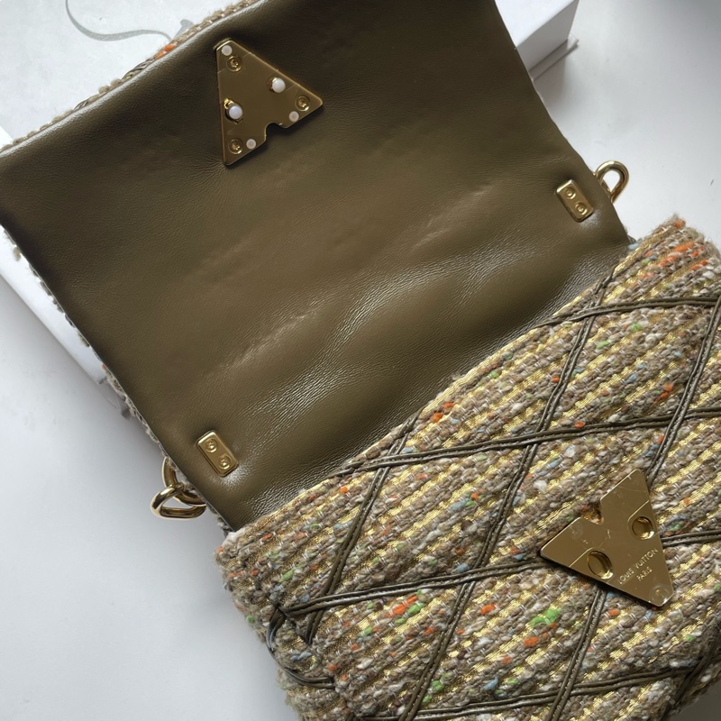 ▪️富貴選物FUGUEI▪️LV 24毛呢金釦金色五彩秀款 原價接近20萬的小可愛-17