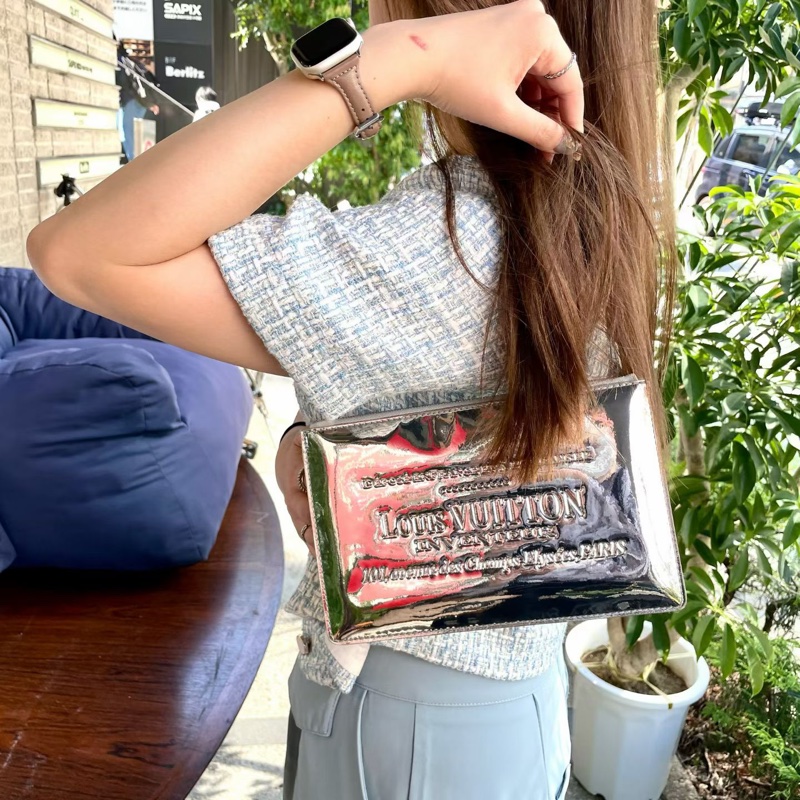 「JL精品代購」98新 LV超級限量銀色鏡面麻將包腋下包-1