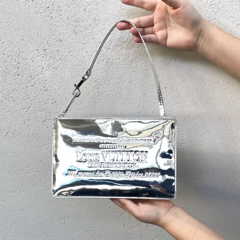 「JL精品代購」98新 LV超級限量銀色鏡面麻將包腋下包-3