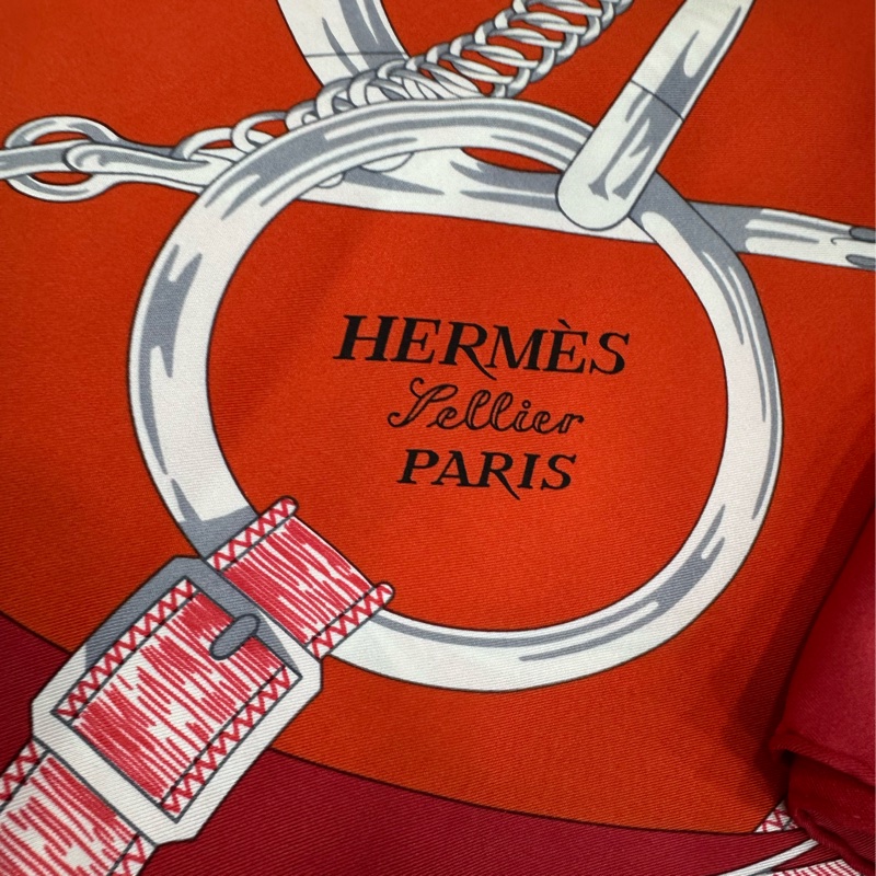 Hermes 愛馬仕 馬鞍圖桑蠶絲 三角絲巾 紅色 尺寸:94×188-2
