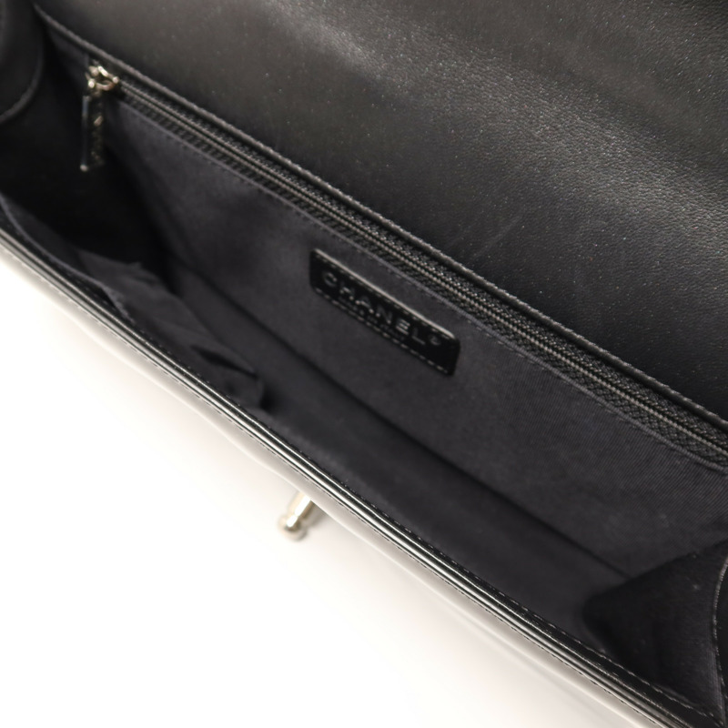 CHANEL 漆皮皮革Boy 28銀扣鏈帶肩背袋-4