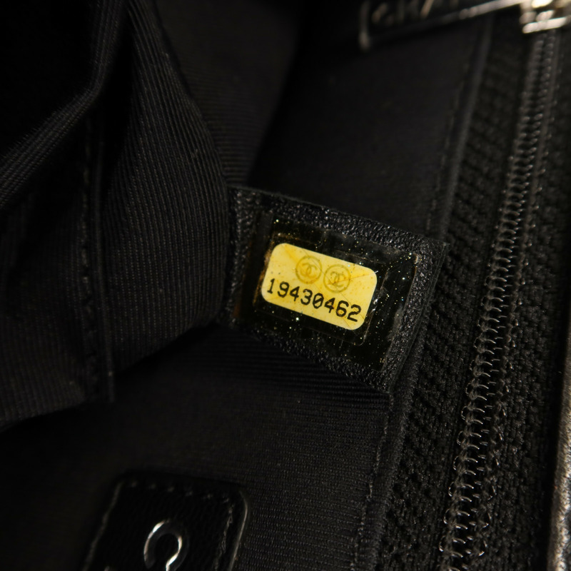 CHANEL 漆皮皮革Boy 28銀扣鏈帶肩背袋-6