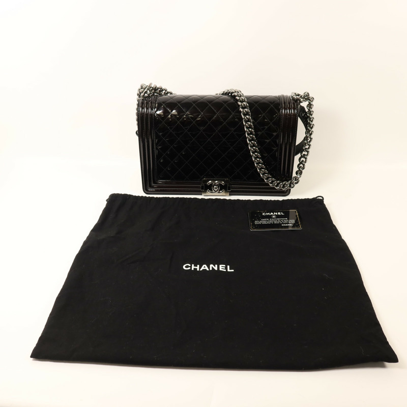 CHANEL 漆皮皮革Boy 28銀扣鏈帶肩背袋-9