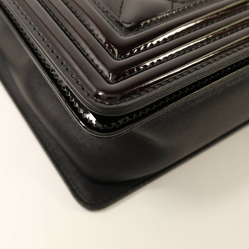 CHANEL 漆皮皮革Boy 28銀扣鏈帶肩背袋-10