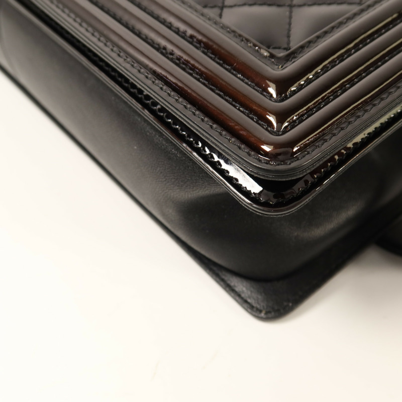 CHANEL 漆皮皮革Boy 28銀扣鏈帶肩背袋-11