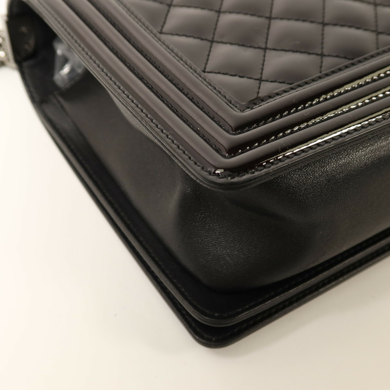 CHANEL 漆皮皮革Boy 28銀扣鏈帶肩背袋-12