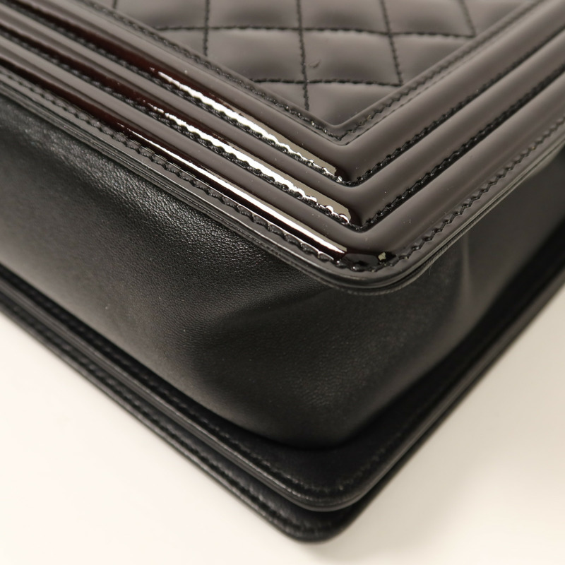 CHANEL 漆皮皮革Boy 28銀扣鏈帶肩背袋-13