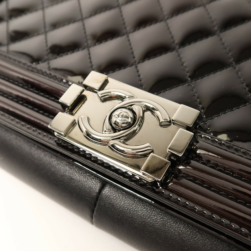 CHANEL 漆皮皮革Boy 28銀扣鏈帶肩背袋-17