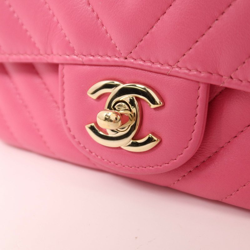 CHANEL 羊皮皮革Mini Classic 17金扣鏈帶肩背袋-16