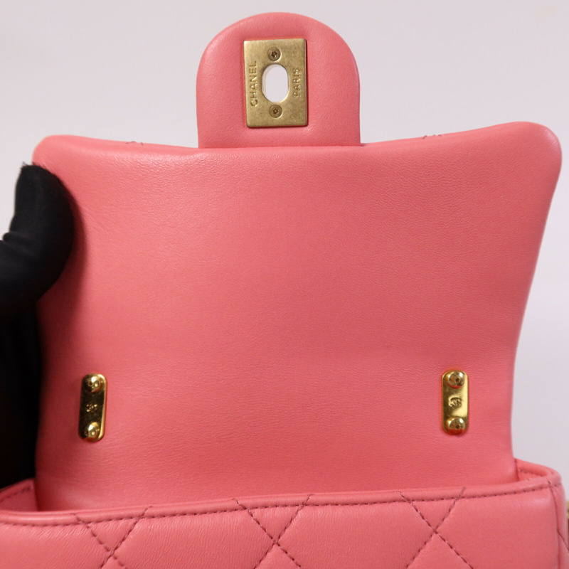 CHANEL 羊皮皮革Mini Matelasse Chain Shoulder金扣鏈帶肩背袋-11