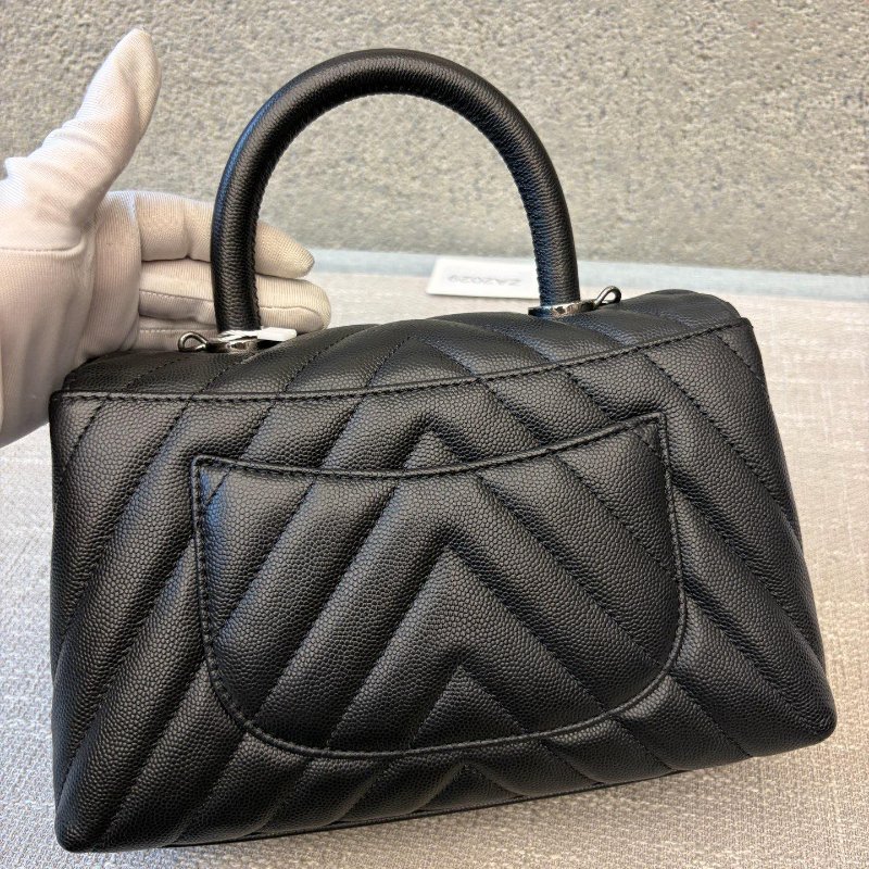 近新品 香奈兒/Chanel Cocohandle小號 黑銀魚子醬V紋 手提包-7