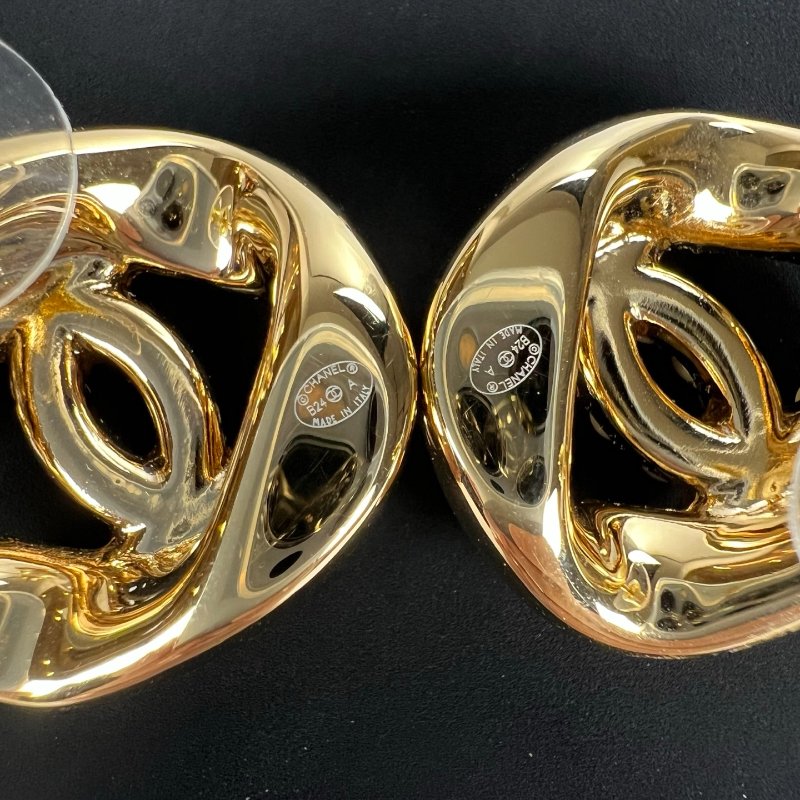 CHANEL 金簍空珍珠雙C大耳環-5