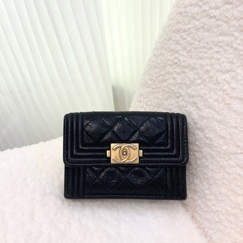 香奈兒BOY小三折短夾Chanel黑金荔紋牛皮BOY三折短夾A84432