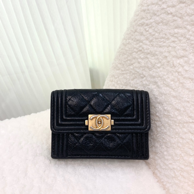 香奈兒BOY小三折短夾Chanel黑金荔紋牛皮BOY三折短夾A84432-0
