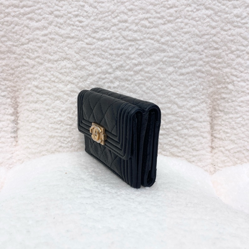 香奈兒BOY小三折短夾Chanel黑金荔紋牛皮BOY三折短夾A84432-2