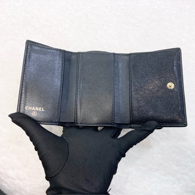 香奈兒BOY小三折短夾Chanel黑金荔紋牛皮BOY三折短夾A84432-6