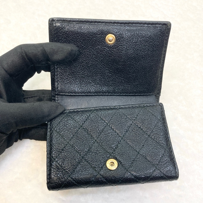 香奈兒BOY小三折短夾Chanel黑金荔紋牛皮BOY三折短夾A84432-8