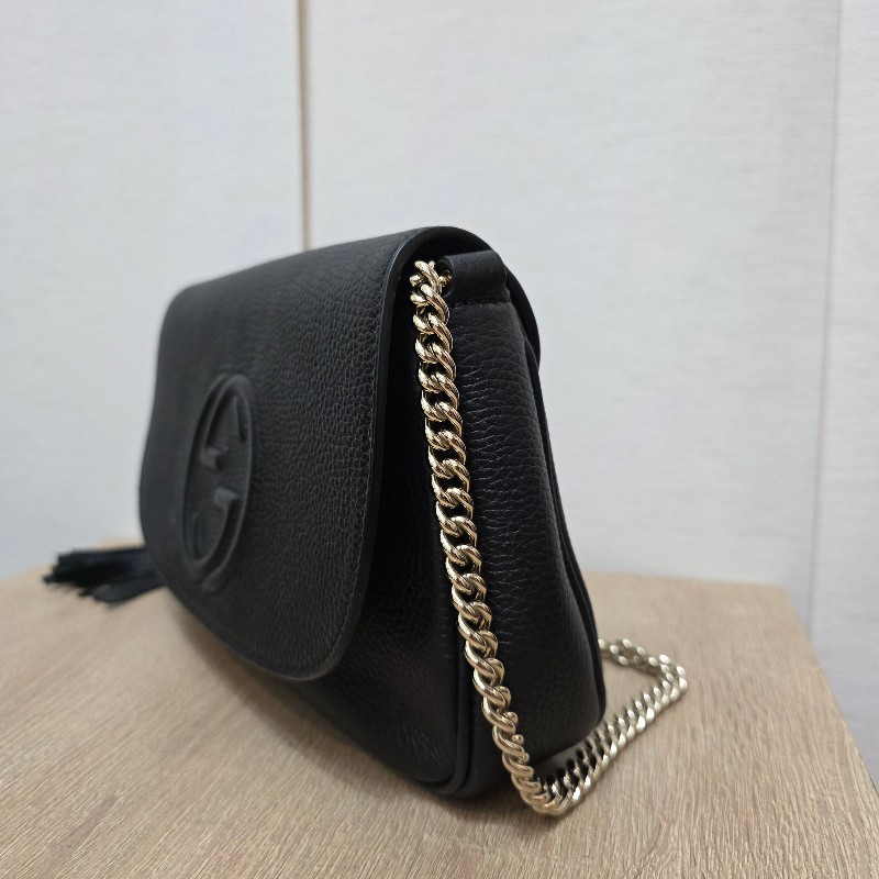 [新年優惠持續中🧧好物把握] Gucci黑牛皮淡金釦Soho流蘇磁吸斜背包-1