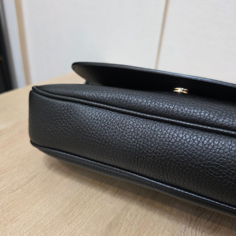 [新年優惠持續中🧧好物把握] Gucci黑牛皮淡金釦Soho流蘇磁吸斜背包-5