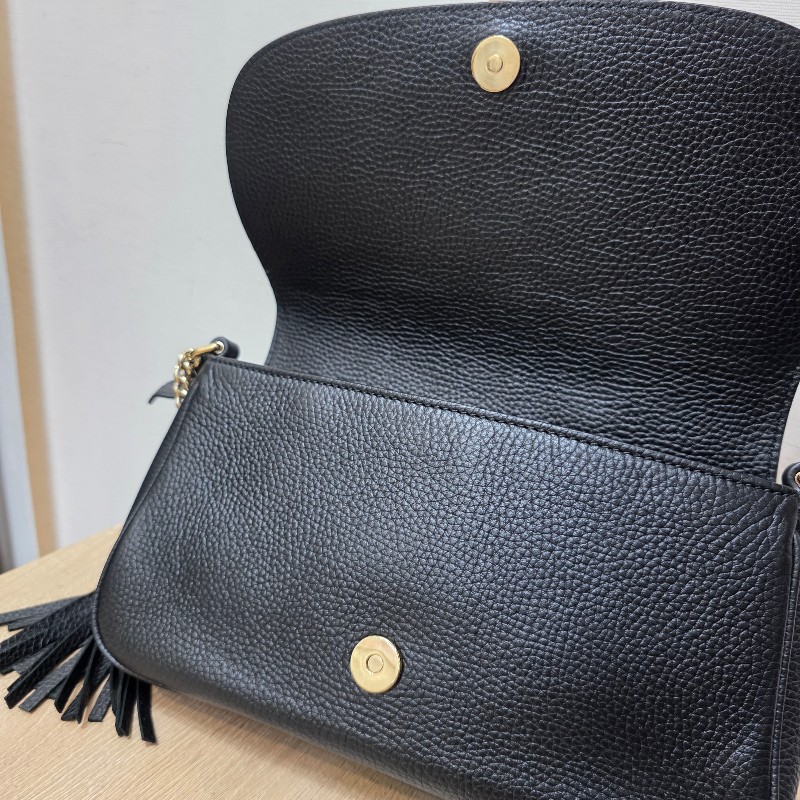 [新年優惠持續中🧧好物把握] Gucci黑牛皮淡金釦Soho流蘇磁吸斜背包-12