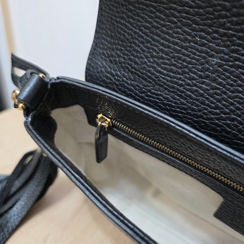 [新年優惠持續中🧧好物把握] Gucci黑牛皮淡金釦Soho流蘇磁吸斜背包-18