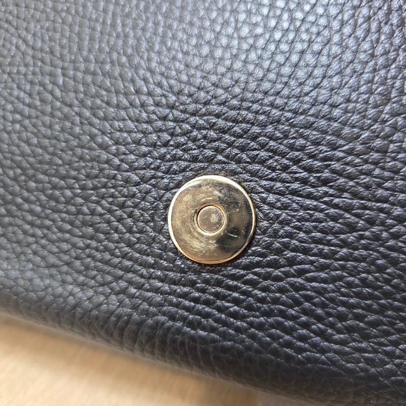 [新年優惠持續中🧧好物把握] Gucci黑牛皮淡金釦Soho流蘇磁吸斜背包-19