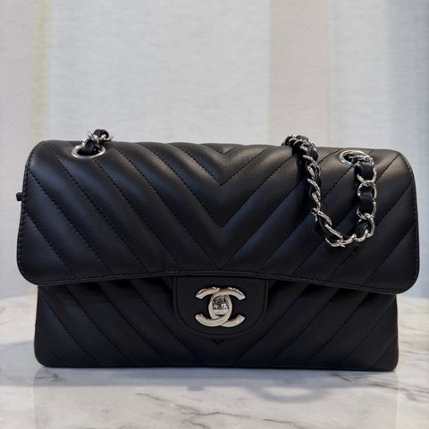 Chanel 黑小牛皮銀釦COCO23