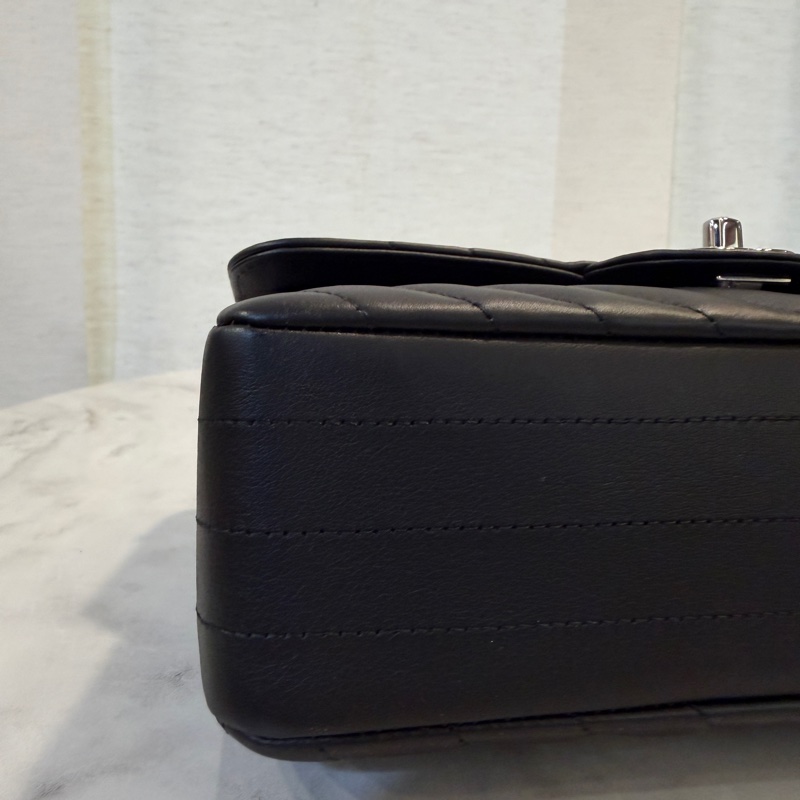 Chanel 黑小牛皮銀釦COCO23-8