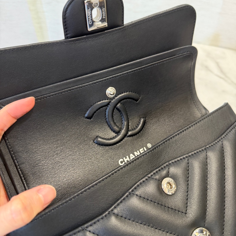 Chanel 黑小牛皮銀釦COCO23-14