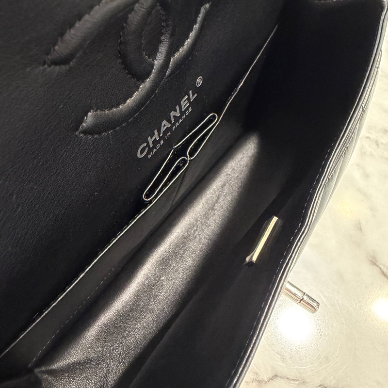 Chanel 黑小牛皮銀釦COCO23-16